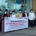 Bekerja sama dengan Yayasan Bersama Indonesia Sehat, PT Solusi Bangun Indonesia Tbk (SBI Tuban) memfasilitasi program vaksinasi bagi ustaz dan ustazah di sekitar pabrik. (foto: ist)