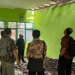 Kepala Dinas Pendidikan Kabupaten Kediri, Mukhamad Muhsin (pakai masker) dan Tim saat meninjau ruang kelas SDN Jatirejo yang terbakar. Foto: Ist.