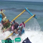 Detik-detik salah satu perahu pembawa sesaji yang diserang ombak di Pantai Serang. 