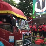 Gubernur Jawa Timur, Khofifah Indar Parawansa, saat melepas keberangkatan truk yang membawa aneka sembako.