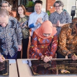 Gubernur Khofifah saat meresmikan Kampus King