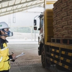 Petugas tengah mengecek semen produk SIG sebelum dikirim. foto: ist.