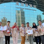 Adithya Sudiarno (tengah), bersama tim ITS saat meraih Platinum Award pada kompetisi di Taiwan lewat inovasi K3i.verse, aplikasi Virtual Reality untuk Pelatihan Hazard Identification. (Ist)