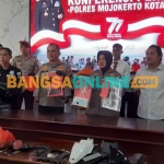 Kapolres Mojokerto Kota, AKBP Wiwit Adisatria, saat konferensi pers terkait pembunuhan siswi SMPN 1 Kemlagi. Foto: ANATASIA NOVARINA/BANGSAONLINE
