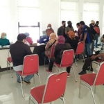 Para wartawan di Kabupaten Jombang saat antre mengikuti rapid test.