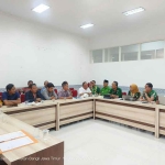 Suasana saat audiensi antara warga dengan Lurah Kolursari. Foto: Supardi/Bangsaonline.