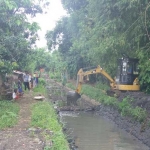 Kegiatan normalisasi di salah satu titik sungai.