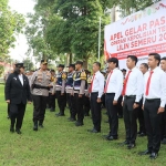 Pj. Wali Kota Kediri Zanariah dan Kapolres Kediri Kota AKBP Bramastyo Priaji saat inspeksi pasukan. Foto: Ist.