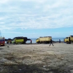 Tampak lokasi proyek dan puluhan truk yang diduga mengangkut material ilegal. foto: MURSIDI/ BANGSAONLINE