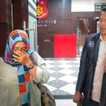 Kuasa hukum MH, Subaidi dan kliennya saat mencabut laporan di Polda Jatim, Senin (9/1/2023)