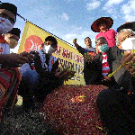 Presiden PKS, Ahmad Syaikhu, saat memborong cabai dari petani saat kunjungan ke Pamekasan, Madura. Foto: Ist.