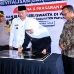 Gubernur Khofifah saat menandatangani prasasti peresmian revitalisasi 60 SLB, SMA, SMK se-Madura