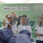 Karyawati Petrokimia Gresik memberikan pembekalan kepada petani perempuan di Malang. FOTO: ist.
