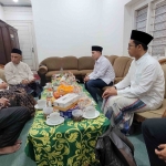 Bupati Mojokerto Dr Muhammad Al Barra (Gus Bara) dan rombongan saat diterima Gus Muid di Pondok Pesantren Al Khoziny Buduran Sidoarjo, Sabtu (4/10/2025) malam. Foto: bangsaonline