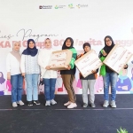 Ketua PIKA PG, Bonita Daconi Khotob (tiga dari kiri) didampingi perwakilan PIKA PI Grup menyerahkan paket sembako secara simbolis kepada para lady ojol dalam kegiatan “PIKA PI Grup x 80 Wanita Tangguh” di Gresik.