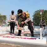 Kapolresta Sidoarjo Kombes Pol. Sumardji tabur bunga di Taman Makam Pahlawan, Jalan Pahlawan Sidoarjo, Senin (29/6/2020).