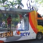 HUJAN REJEKI. Truk hujan rejeki 25 yang berada di KBS dengan satu peserta di dalamnya memperebutkan hadiah. foto : nisa/BANGSAONLINE