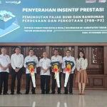 Penyerahan insentif terkait pemungutan PBB-P2 untuk kecamatan berprestasi yang melakukan pelunasan dengan cepat.