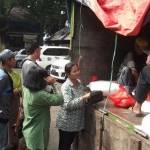 MENGULAR: Sejumlah warga antre membeli sembako murah operasi pasar di Pasar Larangan, Candi, Sidoarjo, Rabu (1/6/2016).  foto: musta