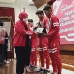 Gubernur Jatim Khofifah Indar Parawansa berikan apresiasi khusus kepada enam pemain Timnas Sepakbola Indonesia U-16 asal Jatim yang berhasil menjuarai Piala AFF U-16. Foto: DEVI FITRI AFRIYANTI/ BANGSAONLINE