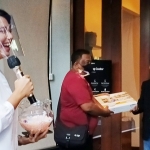 Supriaji Kusaeni, Branch Manager MODENA Indonesia Cabang Kediri (kanan) saat menyerahkan hadiah door prize kepada Budi dari Dhoho TV Kediri, didampingi Astrid dari Modena. foto: MUJI HARJITA/ BANGSAONLINE