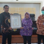 Pj. Sekretaris Daerah Kota Kediri, Ferry Djatmiko saat menerima penghargaan. (Ist)