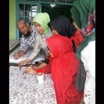 Siti Muafiyah (dua dari kiri) ketika mengajari cara membatik. foto: SYUHUD/ BANGSAONLINE