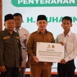 Bupati Mojokerto saat menyerahkan ijazah ke salah satu pelajar.