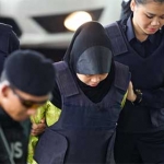 Siti Aisyah dari Indonesia dikawal polisi saat ia tiba di Pengadilan Tinggi Shah Alam di Shah Alam, Malaysia, Rabu (7/11) siang tadi. Siti Aisyah terlibat dalam pembunuhan saudara pemimpin Korea Utara Kim Jong Un. (Foto AP / Yam G-Jun)