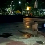 Cuplikan video seorang wanita yang mandi telanjang di Alun-Alun Kraksaan Kabupaten Probolinggo. (foto: ist)