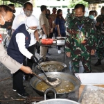 Gubernur Khofifah saat meninjau dapur umum yang didirikan Pangdam V Brawijaya di lapangan tenis Kodam V Brawijaya, Kamis (30/4/2020) sore.