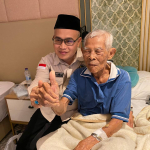 Mbah Mardijiyono (kanan) usai menjalani perawatan di Rumah Sakit Madinah