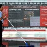 Cleaning Service membersihkan lantai Gedung Bursa Efek Indonesia (BEI), Jakarta, kamis (21/7). BEI sebagai salah satu tempat untuk menampung dana repatriasi akan menggelar sosialisasi dan kampanye untuk menarik dana hasil tax amnesty.