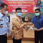 Kadiv Pemasyarakatan Kanwil Kemenkumham Jatim Teguh Wibowo saat menyerahkan SK remisi khusus natal secara simbolis di Lapas I Surabaya, Minggu (25/12).