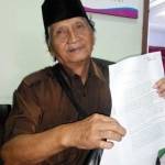 Ibnu Sulkan tengah membeber surat desakan ganti rugi. foto: YUDI EP/ BANGSAONLINE