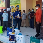 Relawan Partai Nasdem Kabupaten Kediri dan Pemdes Gurah sebelum melaksanakan aksi penyemprotan disinfektan secara door to door. (foto: ist)