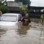 Banjir di kawasan Jl. WR Soepratman beberapa waktu lalu. foto: HERMAN/ BANGSAONLINE