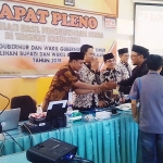 KPU Kabupaten Bangkalan menggelar rapat pleno rekapitulasi hasil suara di tingkat Kabupaten Bangkalan, bertempat di Aula KPU, Rabu (4/7/2018).
