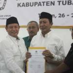 Paslon Huda-Noor  saat penyerahan berkas di KPUD Tuban. (suwandi/BANGSAONLINE)