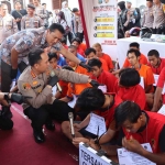 Kapolrestabes Surabaya mengintrogasi Tersangka