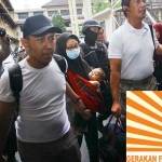 Polisi mengawal dr Rica (tengah) setibanya di Polda DI Yogjakarta, Senin (11/1). Inset: lambang Gafatar.