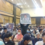 Poster Mahfud MD diangkat dalam Musyawarah Rakyat (Musra) ke-XVI Yogyakarta yang digelar di Sleman City Hall, Sleman, Yogyakarta, Minggu (29/1). Foto: istimewa