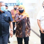 Gubernur Khofifah bersama Ketua DPRD Jatim Kusnadi, SH MH, serta Wakil Ketua DPRD Jatim Sahat Tua Simanjuntak, SH MH (kanan). foto: istimewa