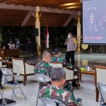 Kapolresta Sidoarjo Kombes Pol. Sumardji memberi pengarahan saat sosalisasi PSBB di Pendopo Delta Wibawa, Minggu (26/4/2020) malam .