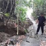 Ruas jalan yang rusak akibat bencana tanah gerak di dusun Sumbermadu desa Pucanganak Tugu, Trenggalek. foto: herman/ BANGSAONLINE