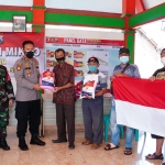 50 paket sembako dan bendera merah putih dibagikan kepada warga dan pelaku UMKM di wilayah Desa Kludan, Tanggulangin, Sidoarjo.