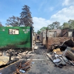 Warga Korban Kebakaran Rumah di Manggarai Berupaya Mencari Barang Berharganya. Foto: Ist
