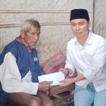 Wakil Bupati Mojokerto, Muhammad Al Barra, saat memberi bantuan kepada seorang warga yang rumahnya roboh, Jumain.