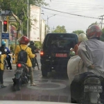 Foto yang viral di media sosial Facebook menunjukkan sebuah mobil plat merah berhenti di RHK.