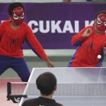 Atlet tenis meja berpakaian unik seperti Spiderman saat bertanding di Kejuaraan Cukai Table Tennis Championship 2021. foto: ist.